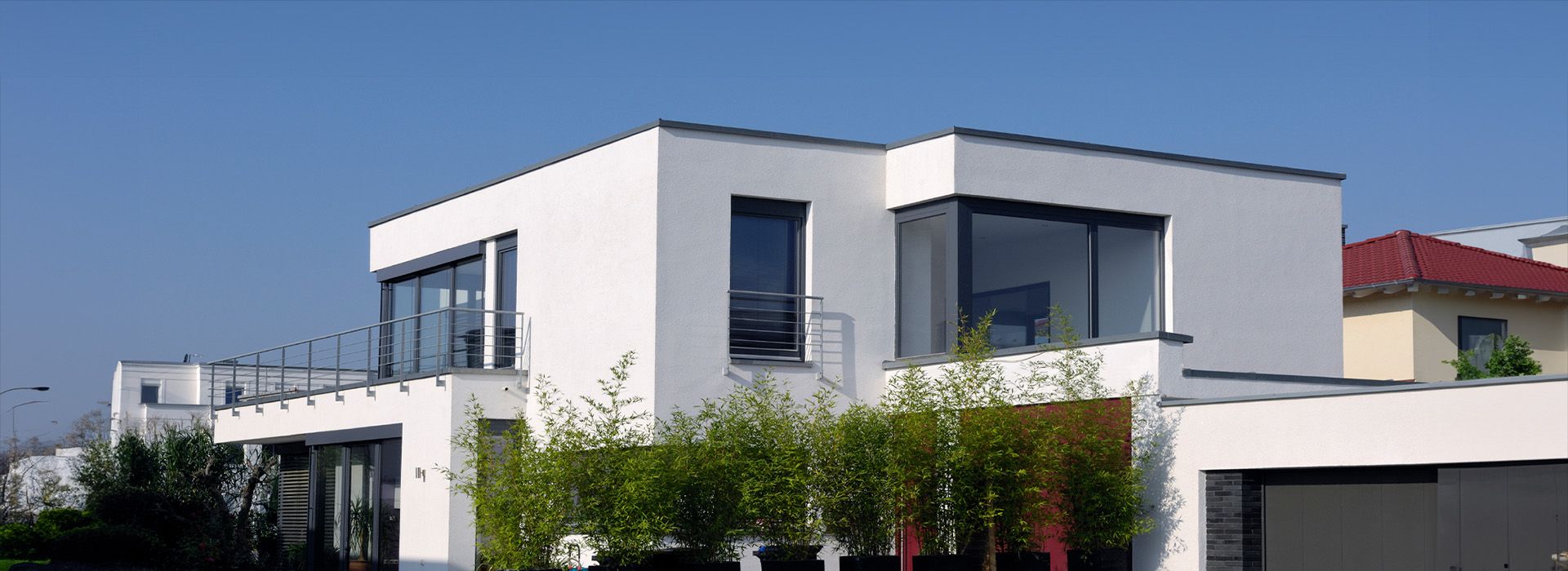 Modernes Haus mit Flachdach